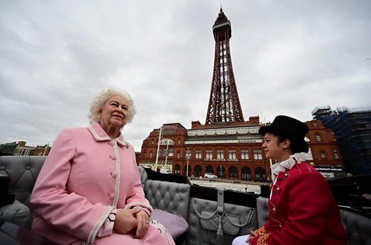 Kraliçe Elizabeth'in heykeli İngiltere sokaklarında