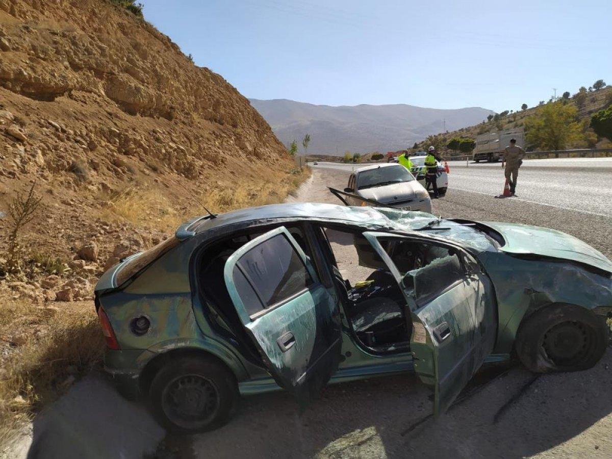 Malatya'da kontrolden çıkan otomobil takla attı