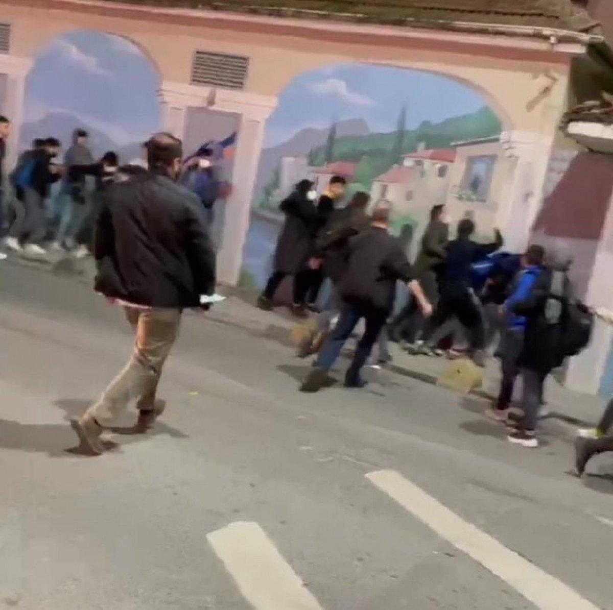 Sultangazi’de öğrenciler, sokak ortasında tekme tokat kavga etti