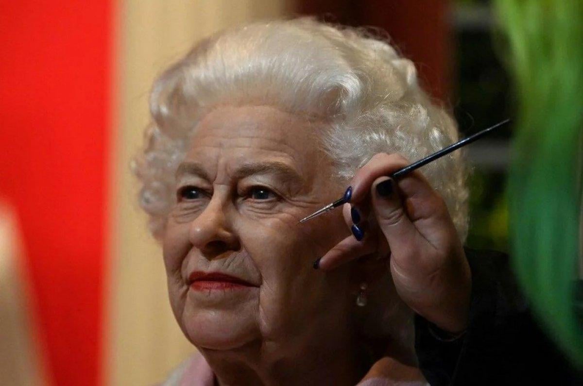 Kraliçe Elizabeth'in heykeli İngiltere sokaklarında