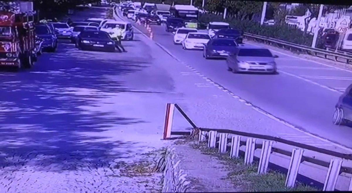 Kocaeli'de trafik polisi, kaçan sürücünün aracıyla sürüklendi
