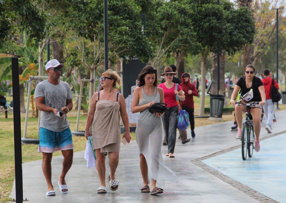 Konyaaltı Sahili'nde ekimde deniz keyfi