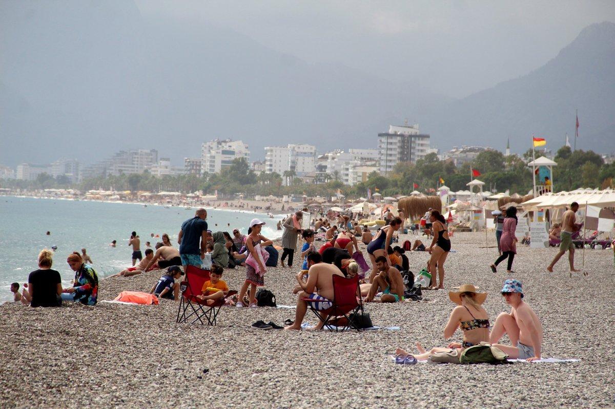 Konyaaltı Sahili'nde ekimde deniz keyfi