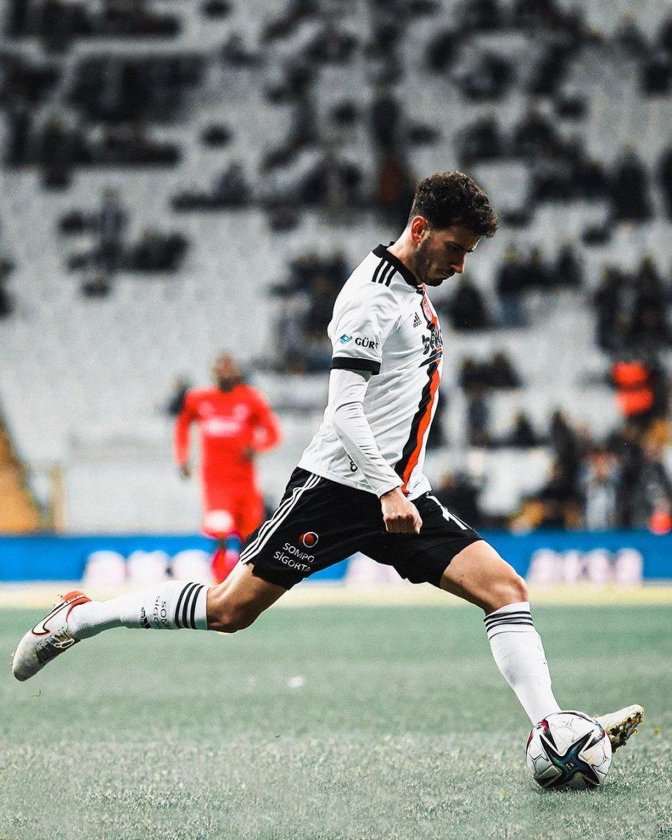 Oğuzhan Özyakup’un sevgilisi Başakşehir maçında üzüldü