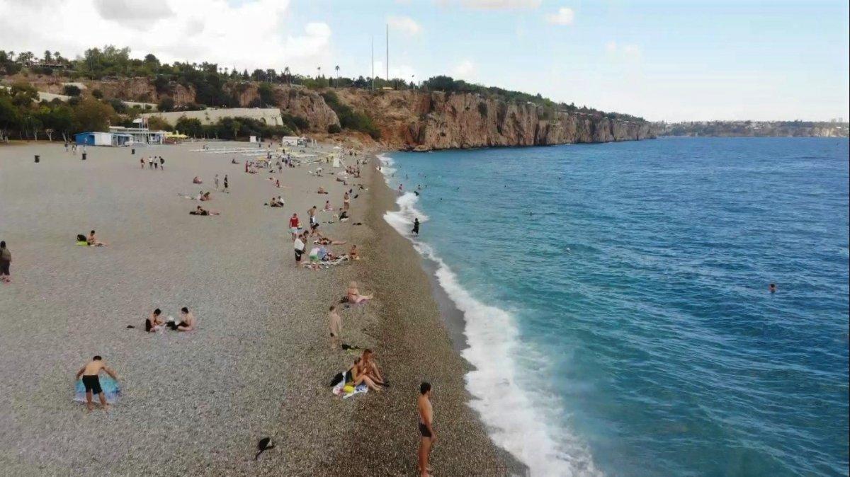 Konyaaltı Sahili'nde ekimde deniz keyfi