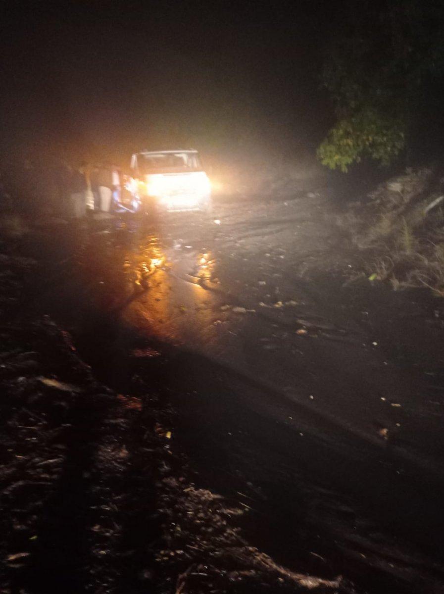 İzmir'de Tire-İncirliova Karayolu'nda heyelan nedeniyle yol ulaşıma kapandı