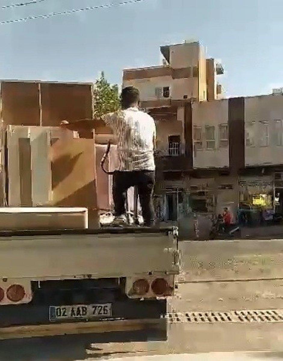 Adıyaman’da seyir halindeki kamyonette spor yaptı