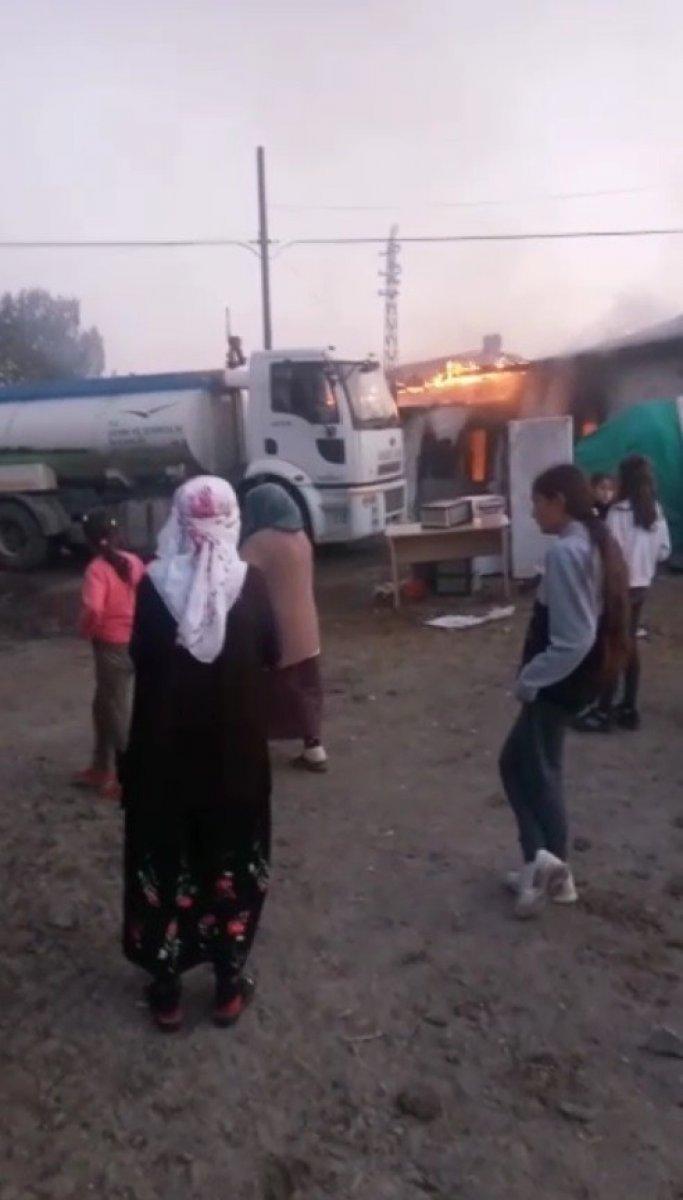 Kars'ta elektrik kontağından çıkan yangında bir ev küle döndü