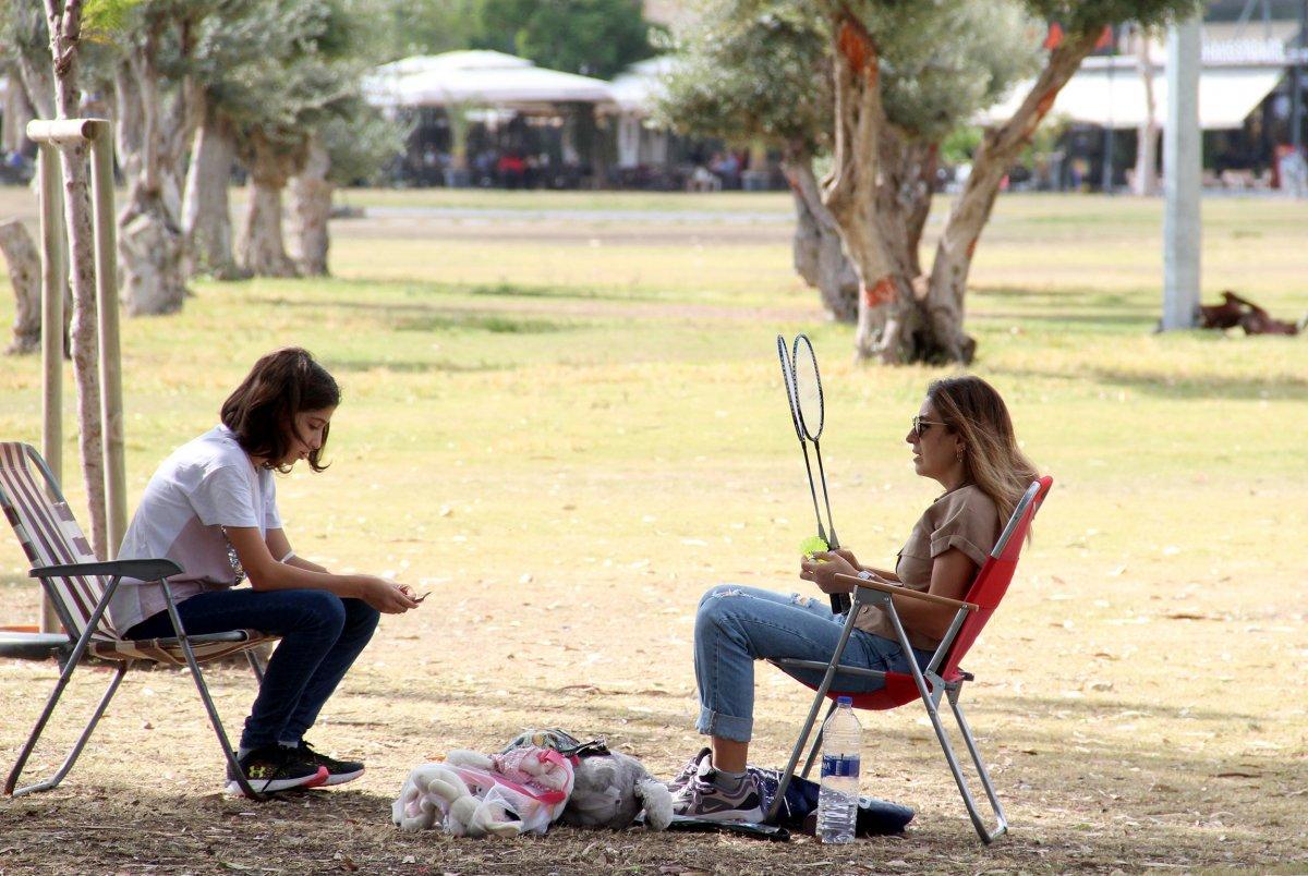 Konyaaltı Sahili'nde ekimde deniz keyfi