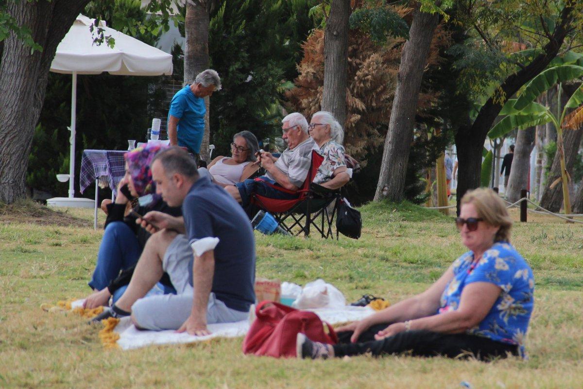 Konyaaltı Sahili'nde ekimde deniz keyfi