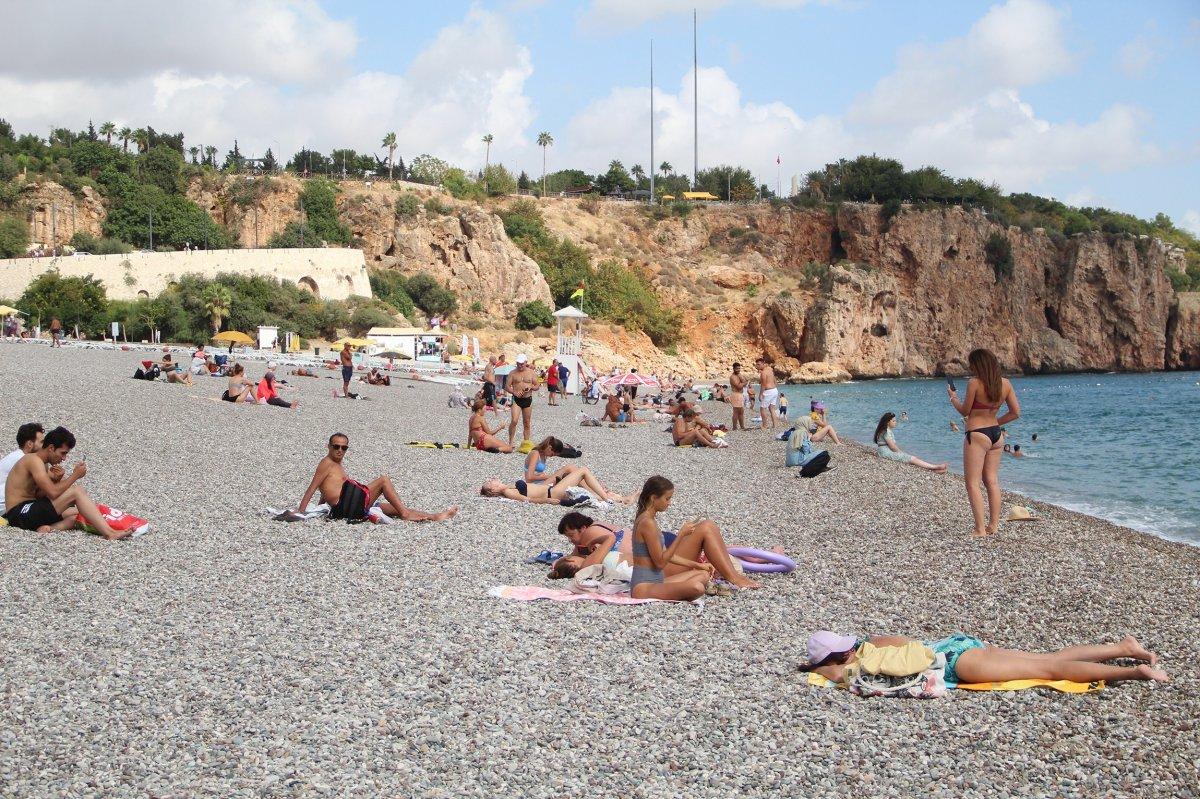 Konyaaltı Sahili'nde ekimde deniz keyfi