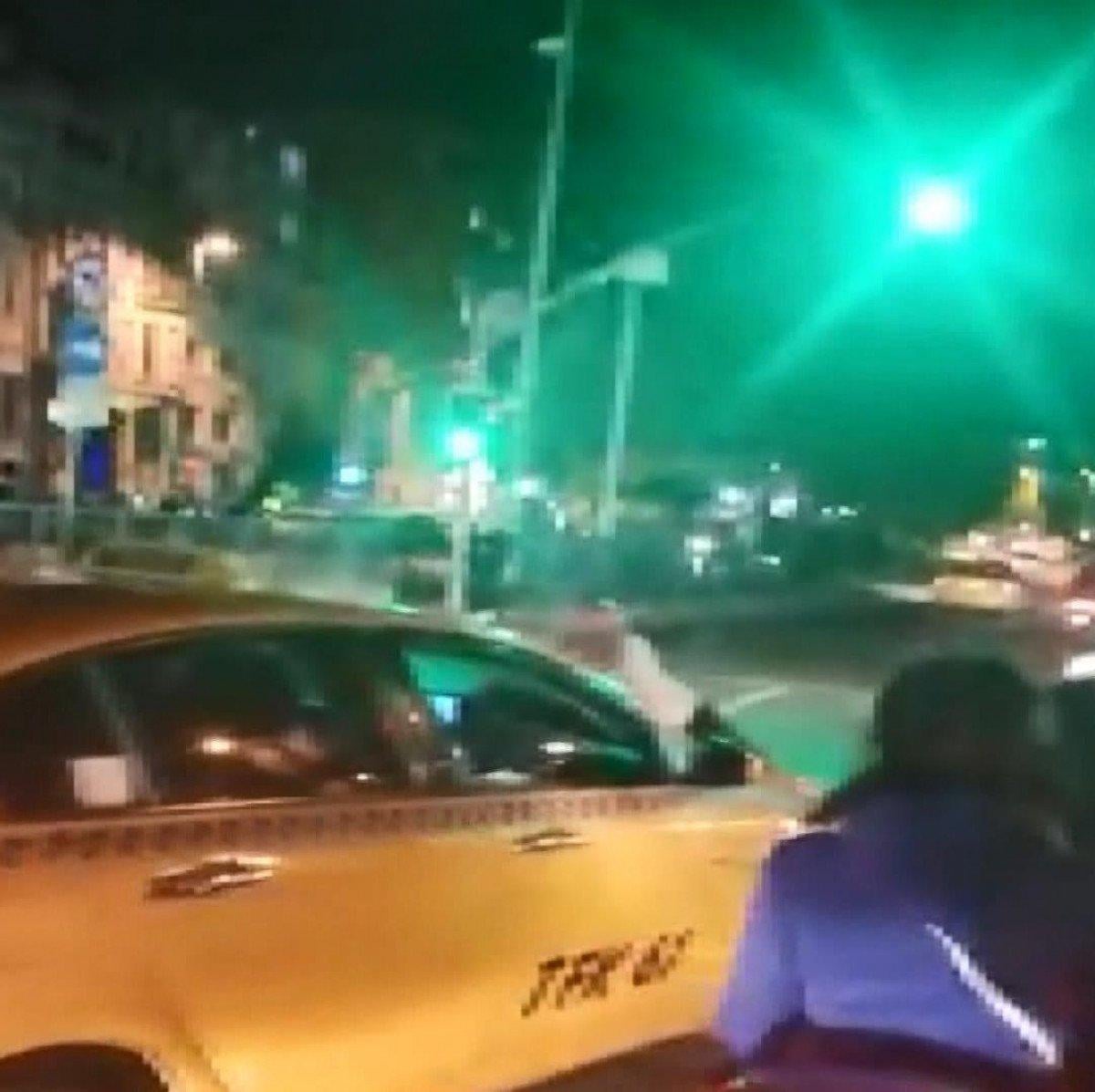 Beyoğlu'nda alınmadığı taksinin üzerine çıktı