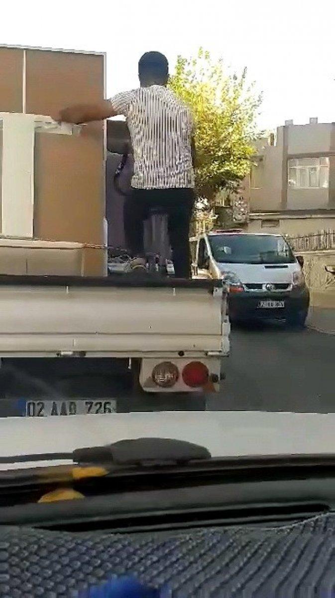 Adıyaman’da seyir halindeki kamyonette spor yaptı