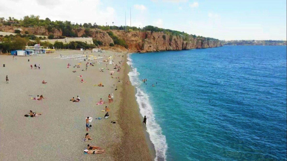 Konyaaltı Sahili'nde ekimde deniz keyfi