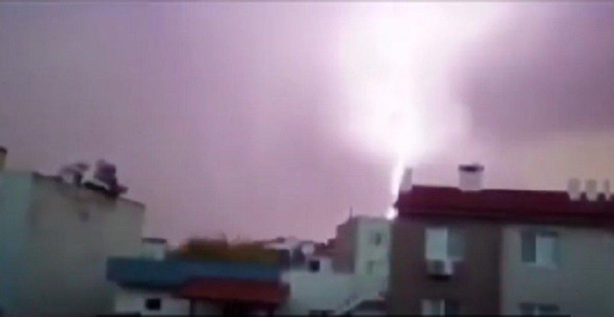 İzmir'de fırtına çatıyı uçurdu