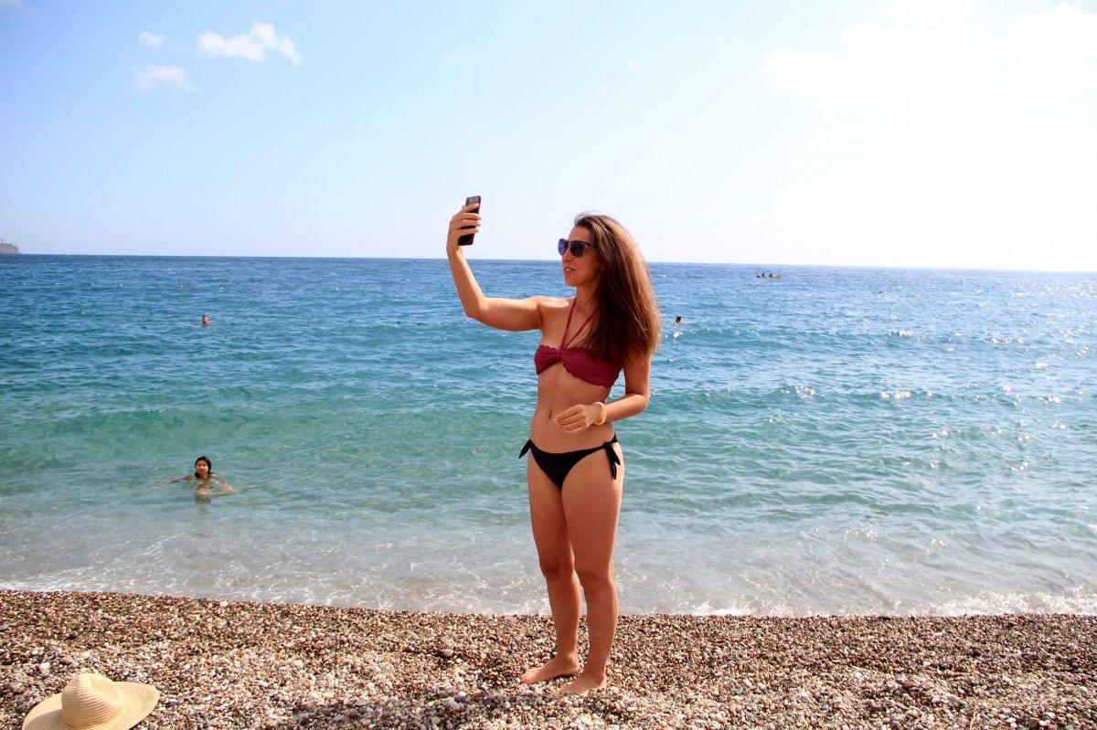 Konyaaltı Sahili'nde ekimde deniz keyfi