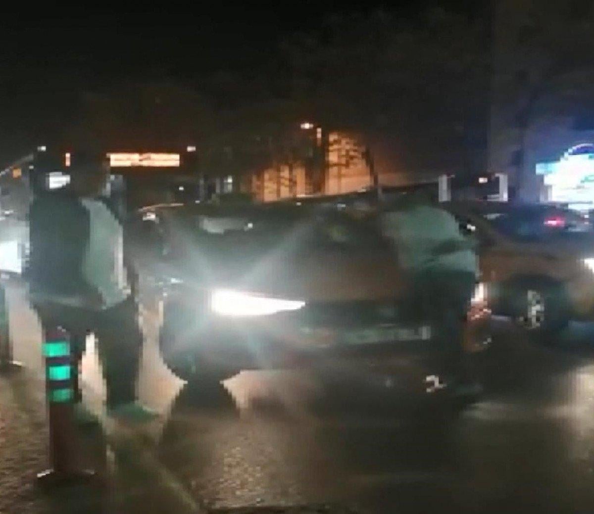 Beyoğlu'nda alınmadığı taksinin üzerine çıktı