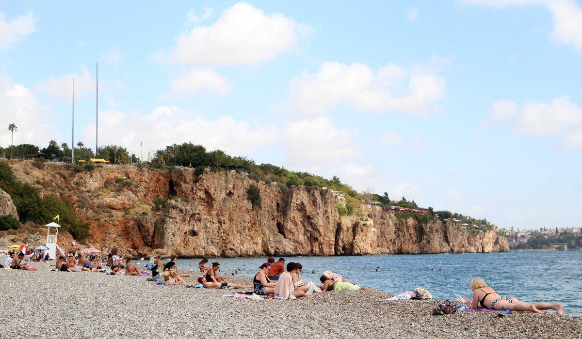 Konyaaltı Sahili'nde ekimde deniz keyfi