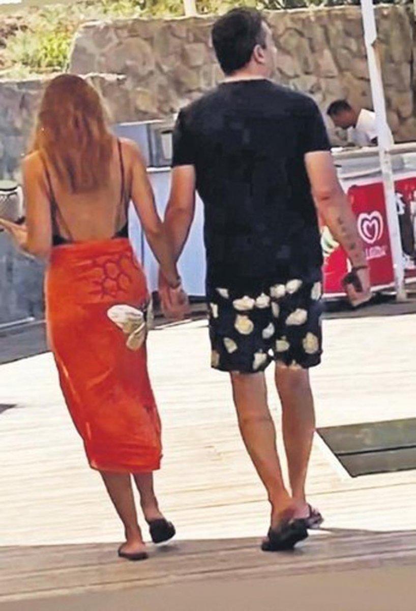 Ebru Akel, sevgilisiyle el ele