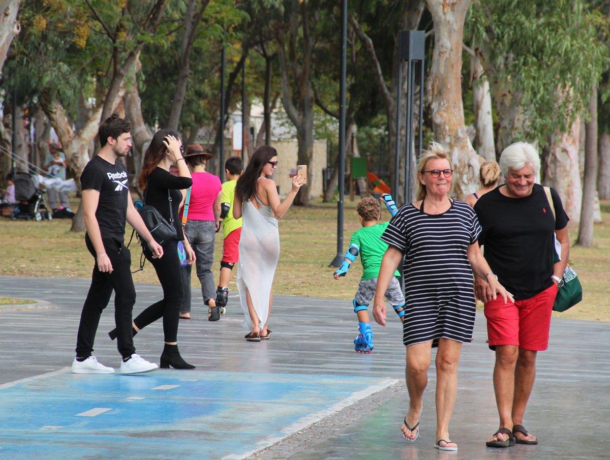 Konyaaltı Sahili'nde ekimde deniz keyfi