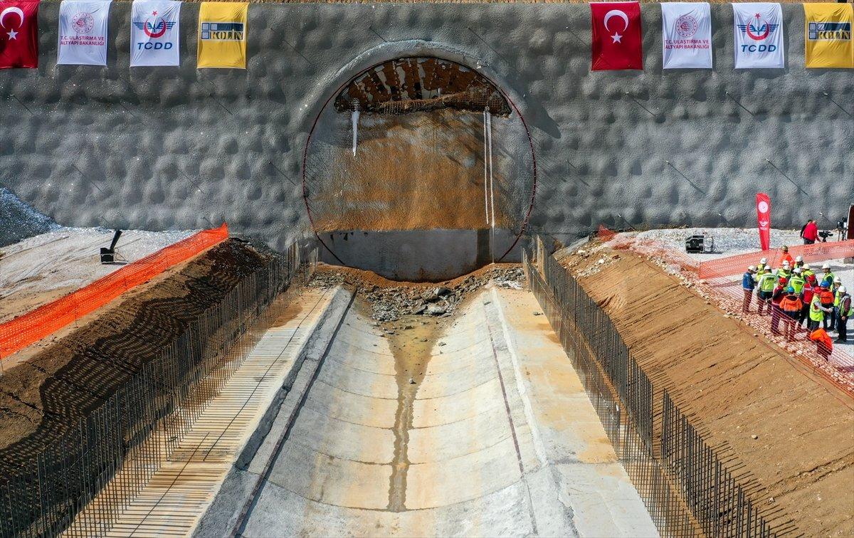 Ankara-İzmir YHT projesindeki Türkiye'nin en geniş TBM tünelinde ışık göründü