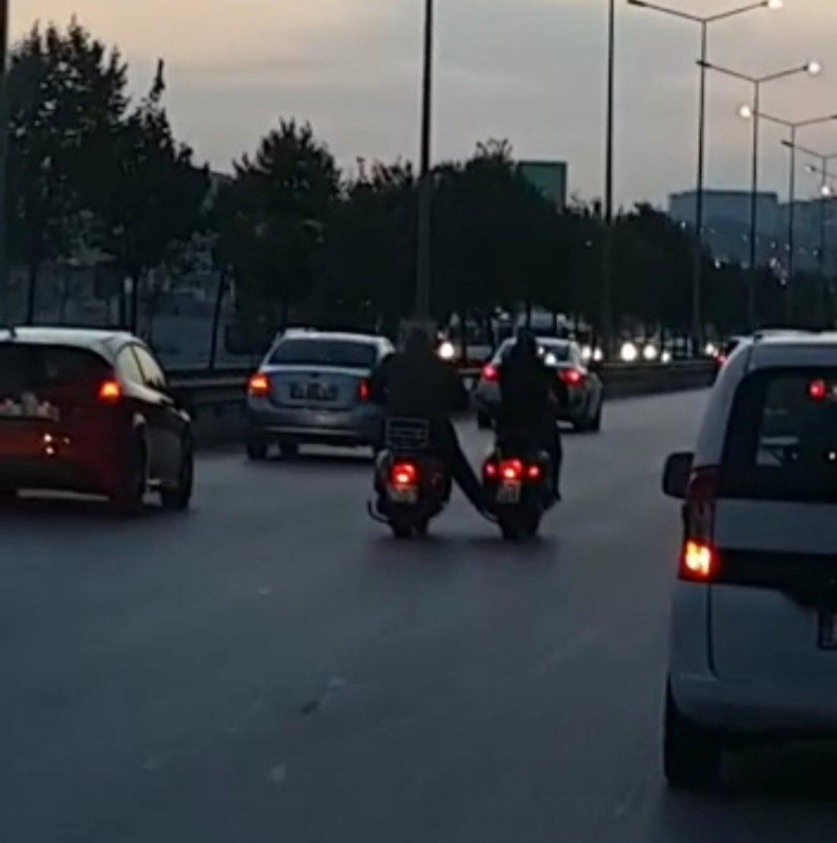 Bursa’da iki motosikletinin tehlikeli oyunu