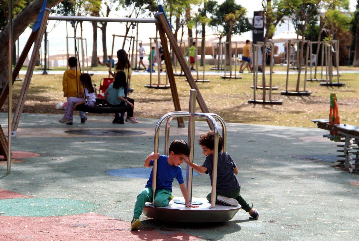 Konyaaltı Sahili'nde ekimde deniz keyfi