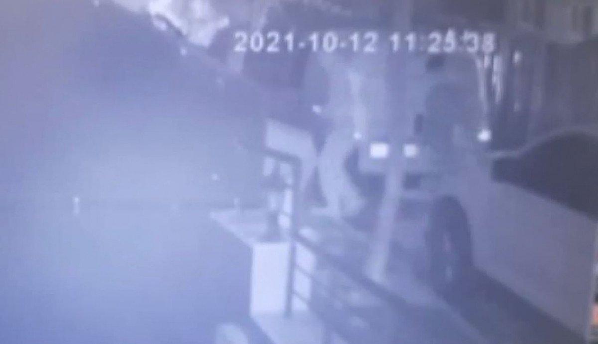 Avcılar’da, çaldıkları otomobili internette satışa çıkaran hırsızlar yakalandı