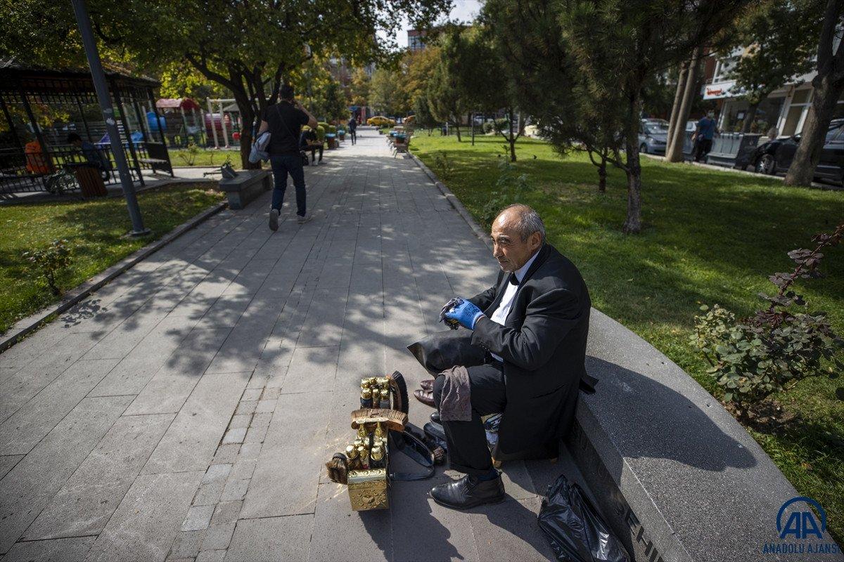 Ankara'da 45 yıldır takım elbisesi ve papyonuyla ayakkabıları parlatıyor