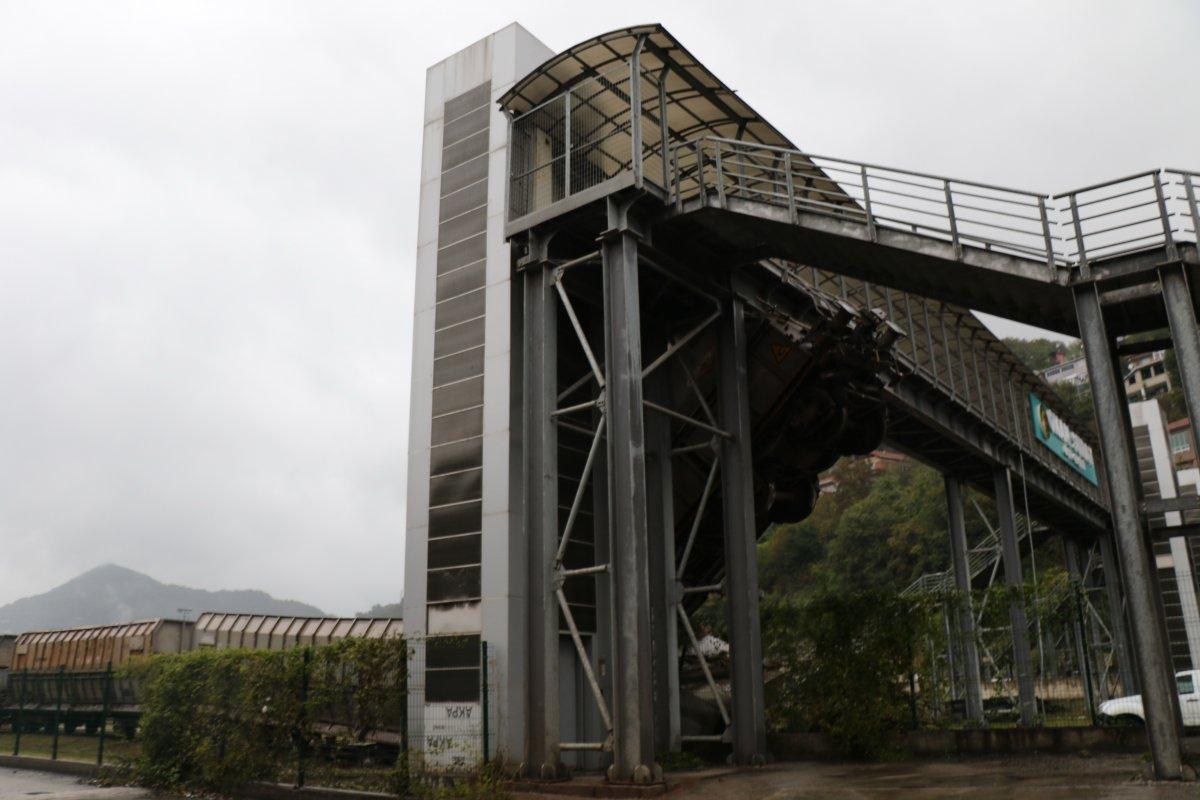 Zonguldak’ta, raydan çıkan vagon üst geçide saplandı