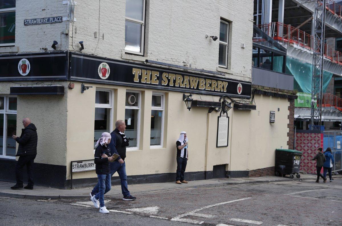 Newcastle United taraftarları stada Arap kıyafetleriyle gitti