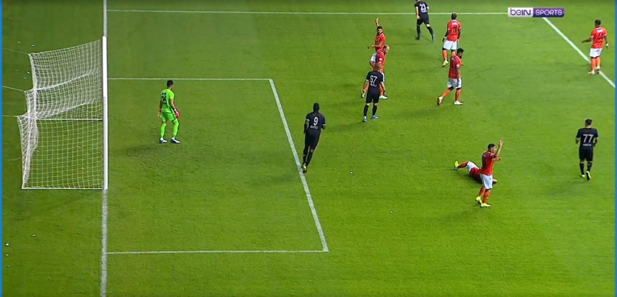 Mario Balotelli, Sadık Çiftpınar'ın saçını çekti