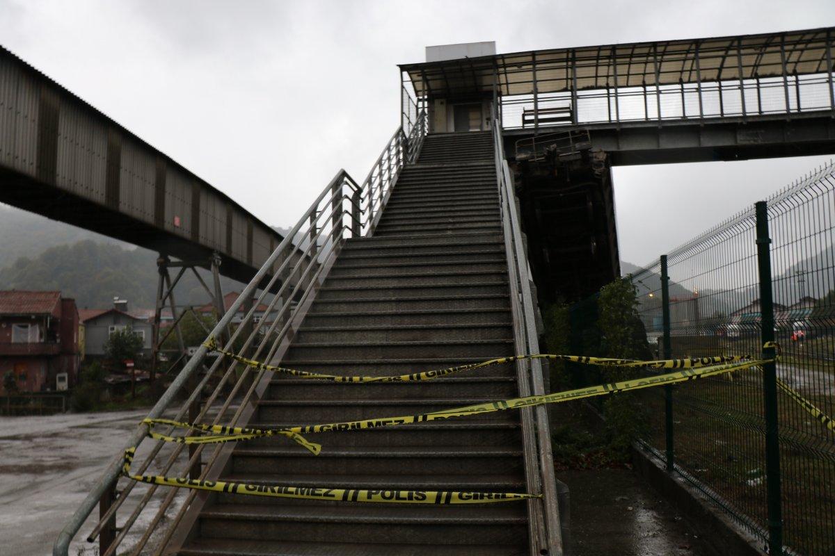 Zonguldak’ta, raydan çıkan vagon üst geçide saplandı