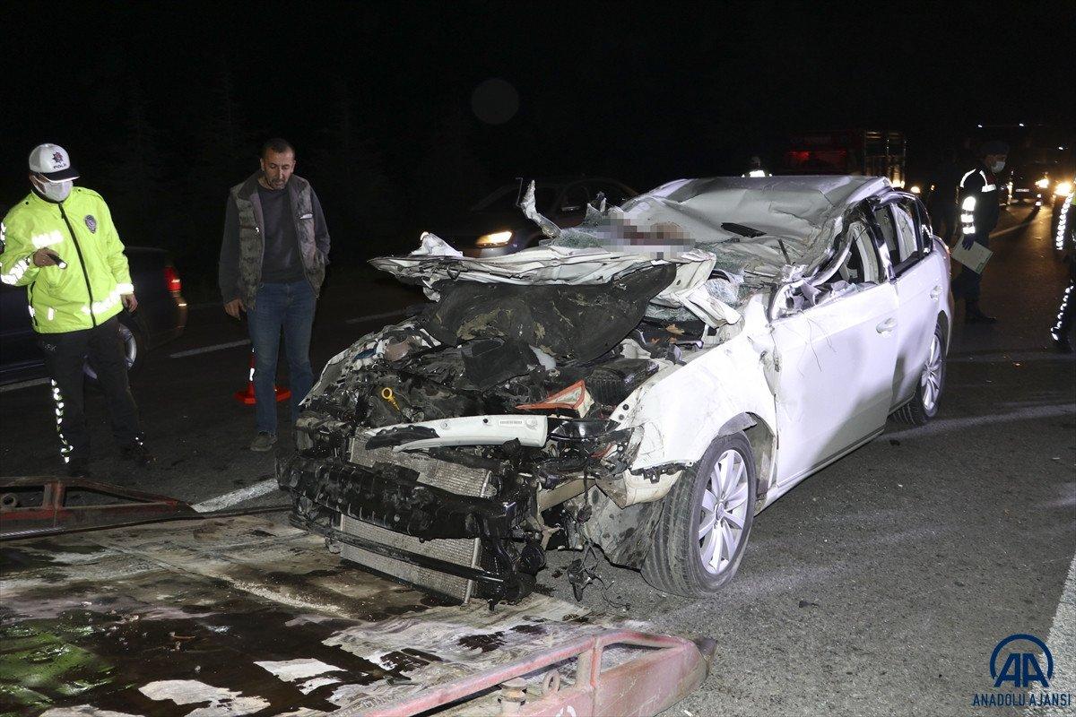 Eskişehir'de otomobille tırın çarpıştığı kazada eski emniyet müdürü ve oğlu öldü