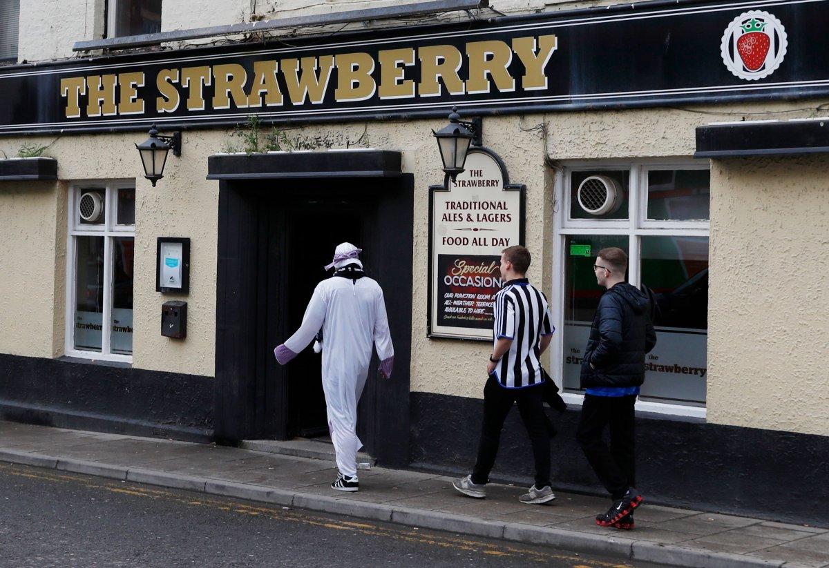 Newcastle United taraftarları stada Arap kıyafetleriyle gitti