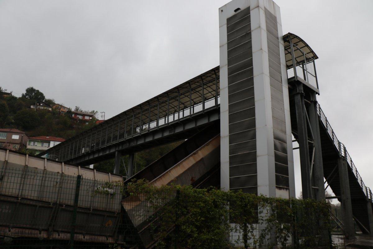 Zonguldak’ta, raydan çıkan vagon üst geçide saplandı