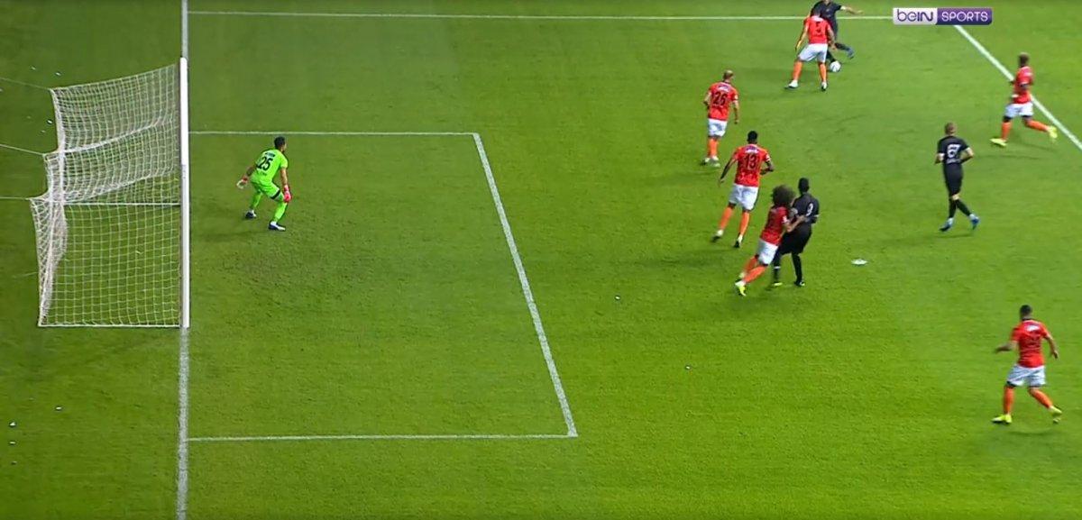 Mario Balotelli, Sadık Çiftpınar'ın saçını çekti