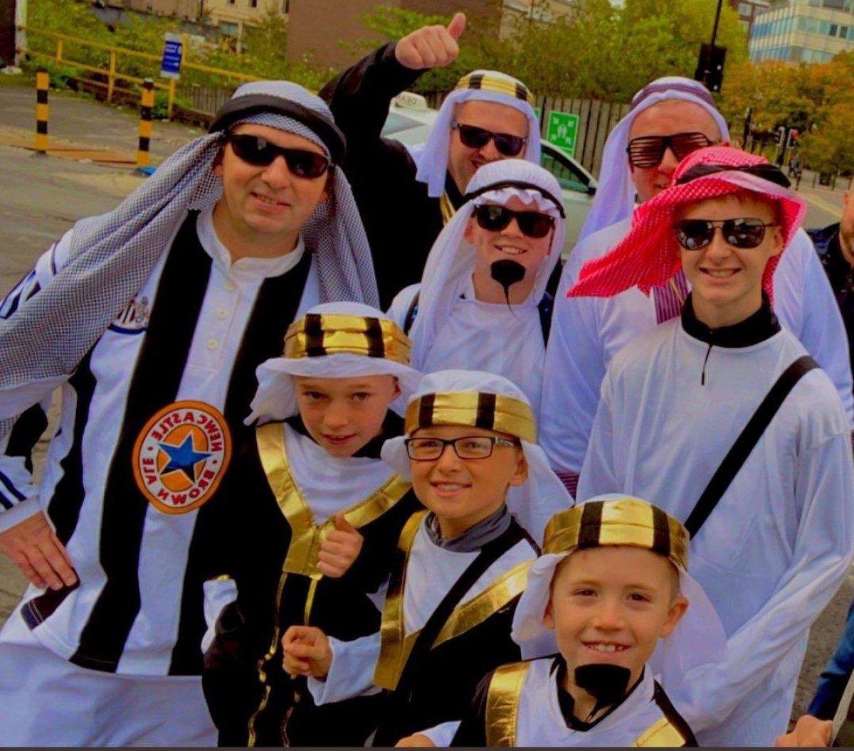 Newcastle United taraftarları stada Arap kıyafetleriyle gitti