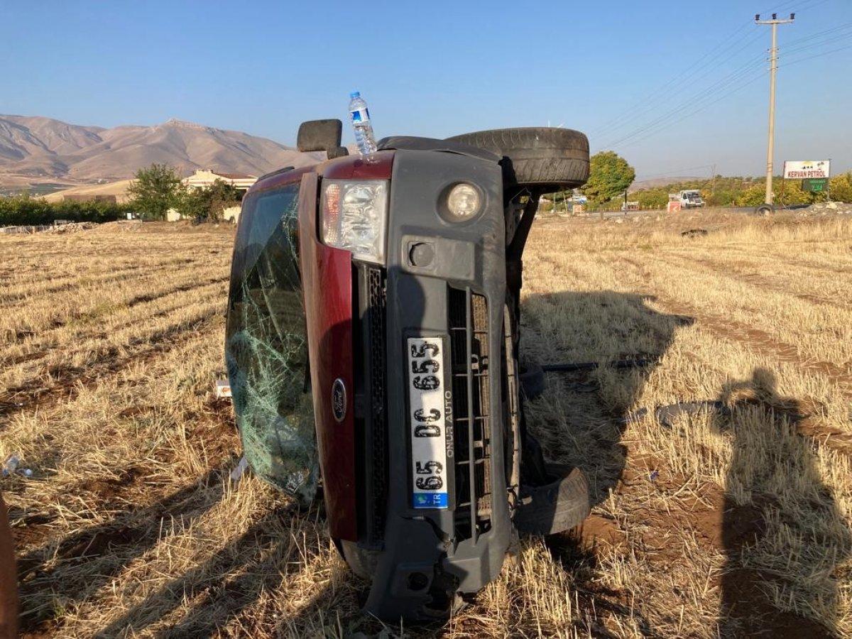 Malatya'da tarlaya uçan araçtan burnu bile kanamadan çıktı