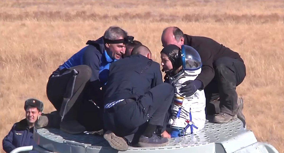 Rus film ekibi, Dünya'ya döndü