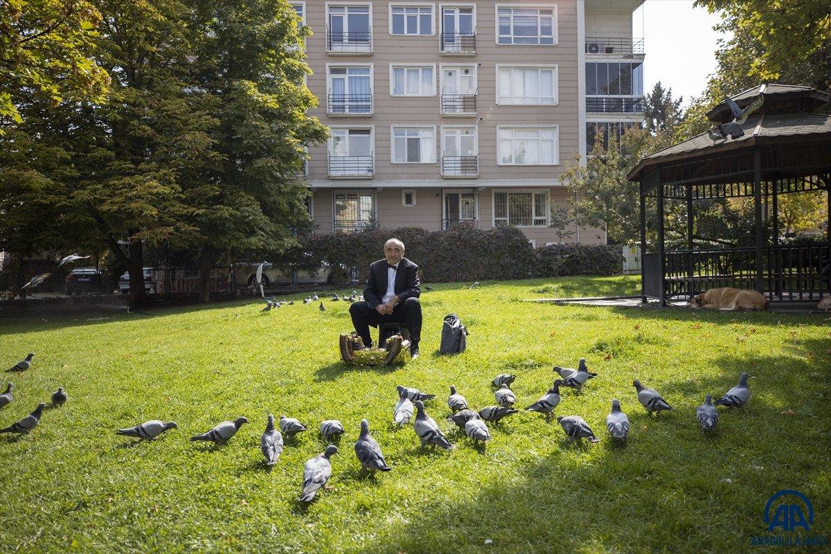 Ankara'da 45 yıldır takım elbisesi ve papyonuyla ayakkabıları parlatıyor