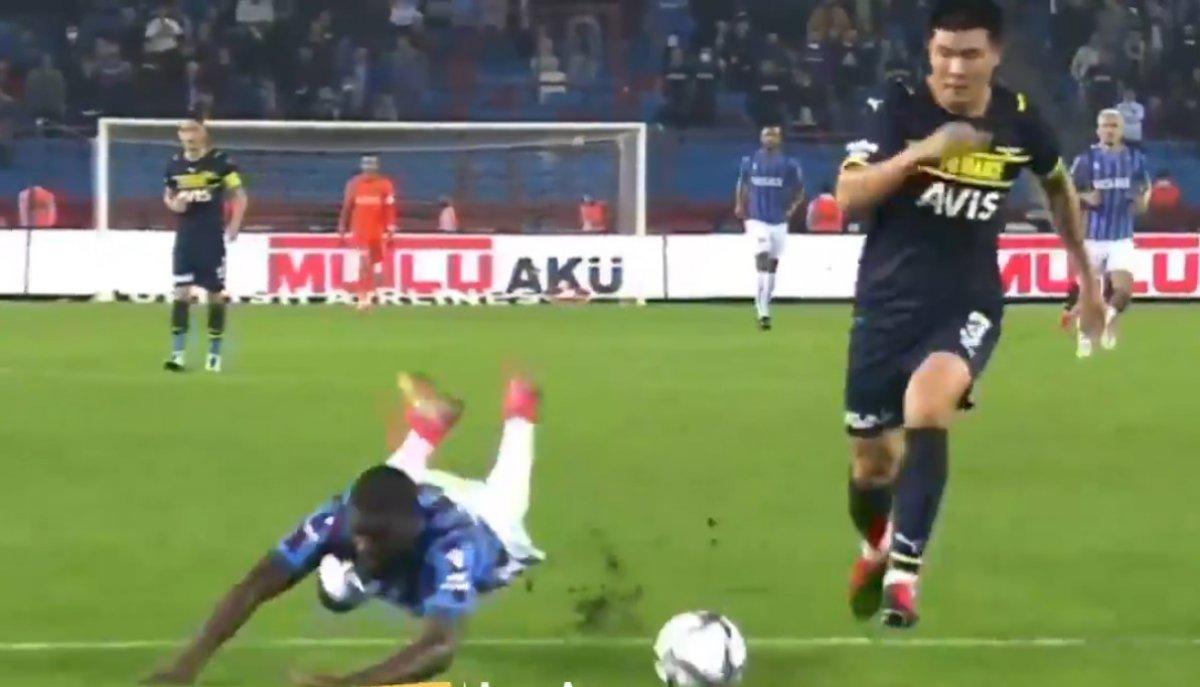 Kim Min Jae'nin kırmızı kart gördüğü pozisyon