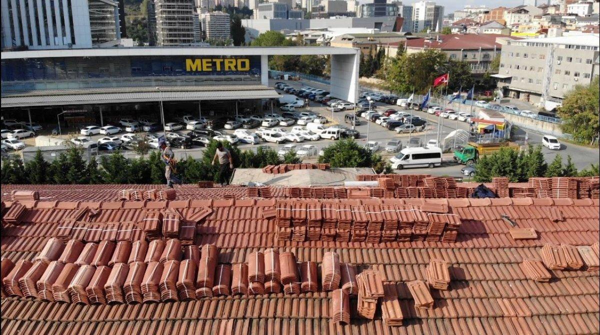 Kağıthane'deki okul çatısından öğrencilerin olduğu bahçeye kiremit atıldı