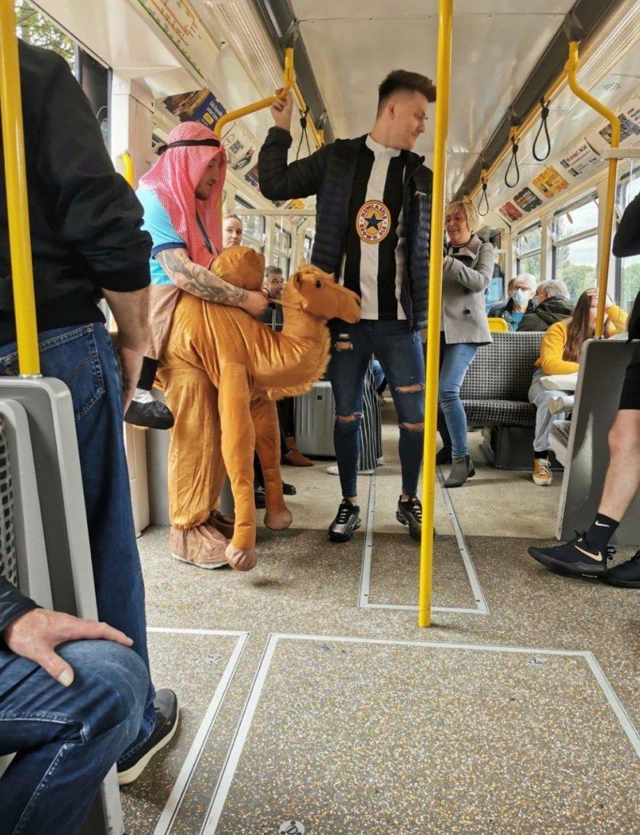 Newcastle United taraftarları stada Arap kıyafetleriyle gitti