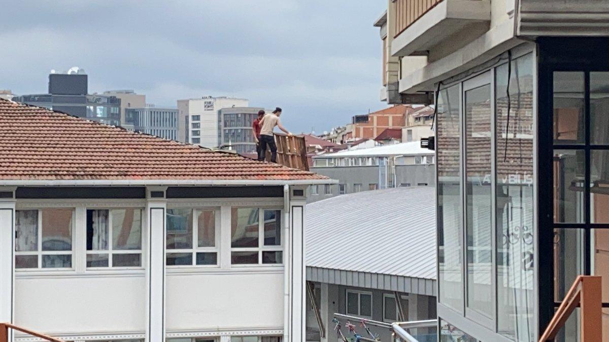 Kağıthane'deki okul çatısından öğrencilerin olduğu bahçeye kiremit atıldı