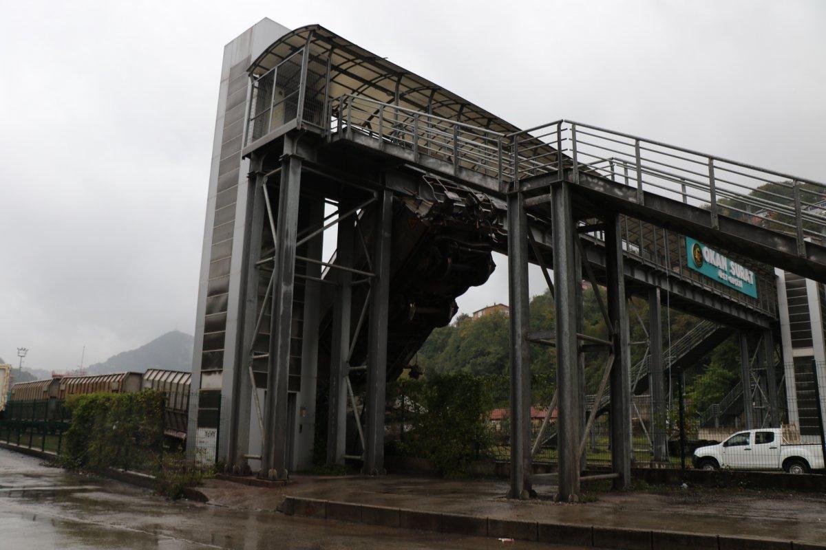 Zonguldak’ta, raydan çıkan vagon üst geçide saplandı