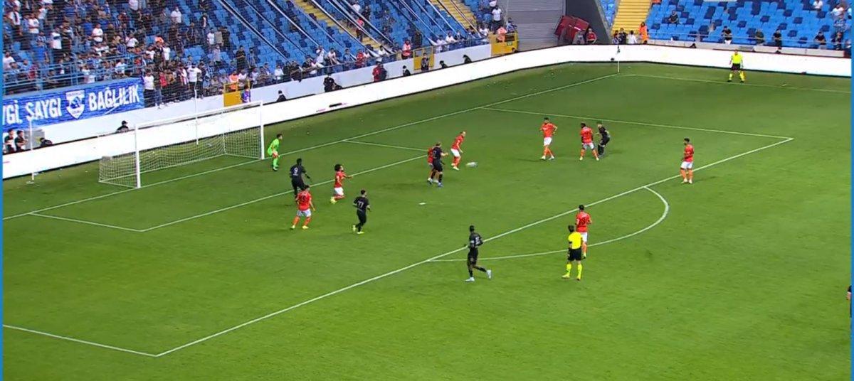 Mario Balotelli, Sadık Çiftpınar'ın saçını çekti