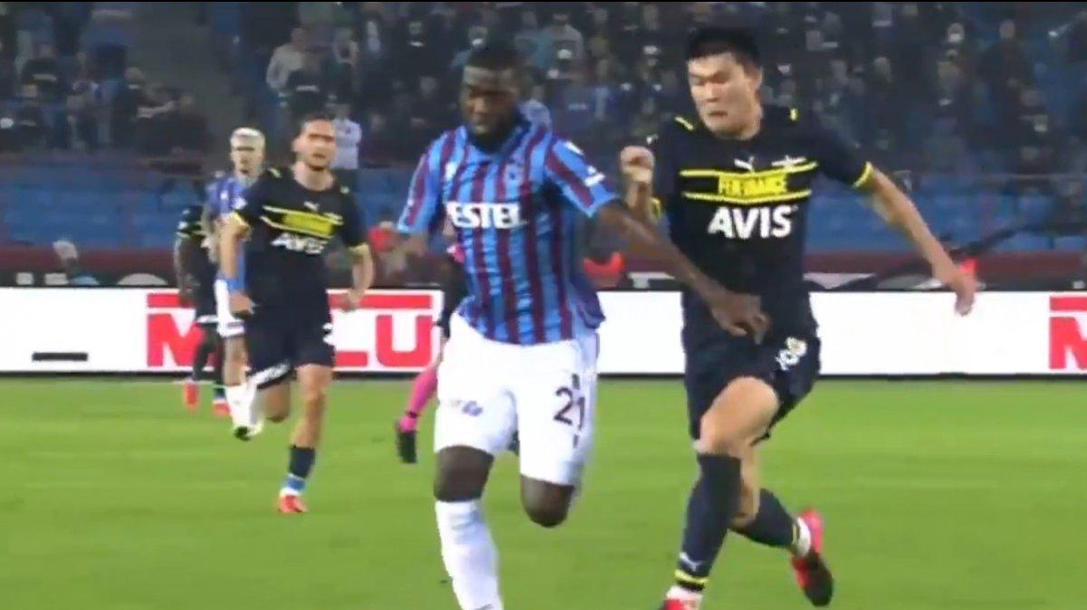 Kim Min Jae'nin kırmızı kart gördüğü pozisyon