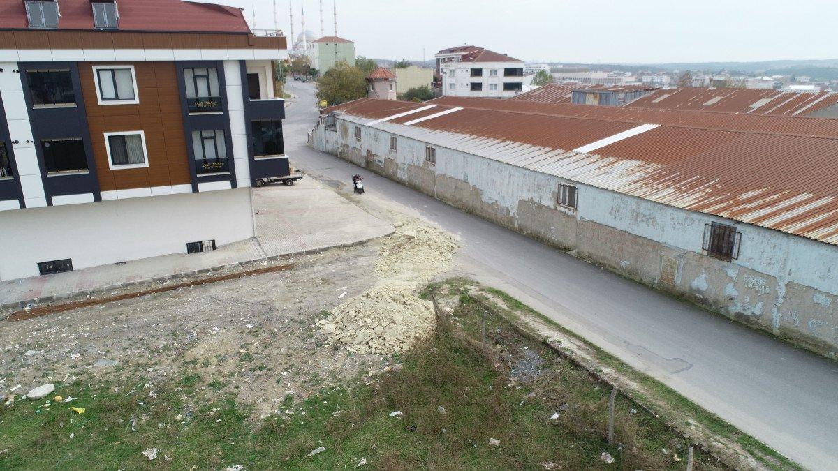 Arnavutköy’de hafriyat kamyonu, mahalle içinde kaçak döküm yaptı