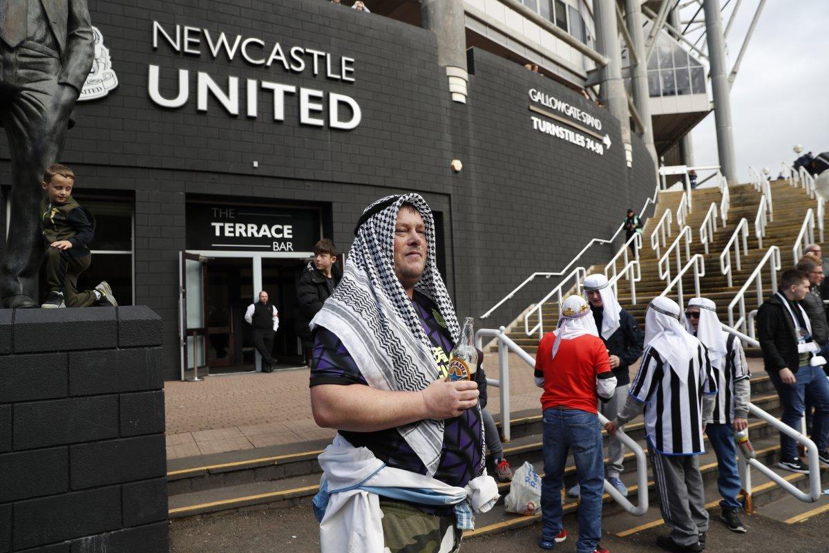 Newcastle United taraftarları stada Arap kıyafetleriyle gitti